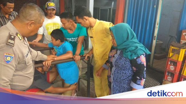 Wajah Gembira Anshori Saat Berlatih Gunakan Kaki Palsu