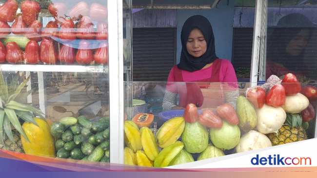 Jajan Rujak di Persimpangan Ini Siapa Tahu Ketemu Jodoh 