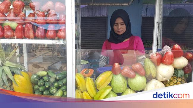 Jajan Rujak Di Persimpangan Ini Siapa Tahu Ketemu Jodoh