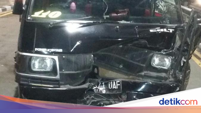 Mobil Tabrak Pembatas Jalan di Underpass Tanah Abang Mobil Tabrak Pembatas Jalan di Underpass Tanah Abang