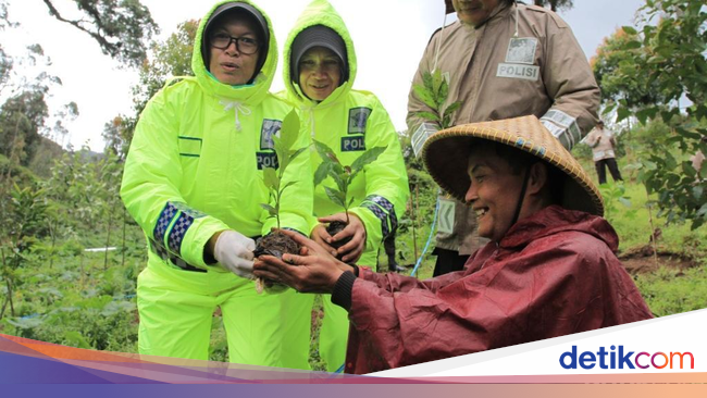 Cara Polisi Merawat Hutan dan Cegah Bencana di Kabupaten Cara Polisi Merawat Hutan dan Cegah Bencana di Kabupaten