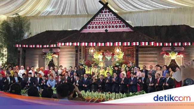 Melihat Kekompakan Menteri Jokowi di Resepsi Kahiyang-Bobby