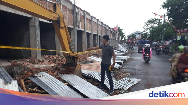  FOTO Dua Pekerja Stadion di Kota Blitar Tertimpa Tembok