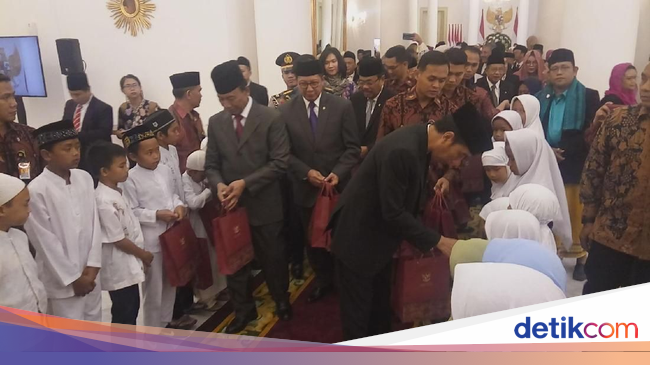 Bagi-bagi Bingkisan ke Anak Yatim, Jokowi: Terus Belajar Ya Bagi-bagi Bingkisan ke Anak Yatim, Jokowi: Terus Belajar Ya