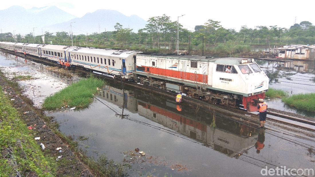 Banjir Yang Menggenangi Jalan Raya Dan Rel KA Di Porong Surut