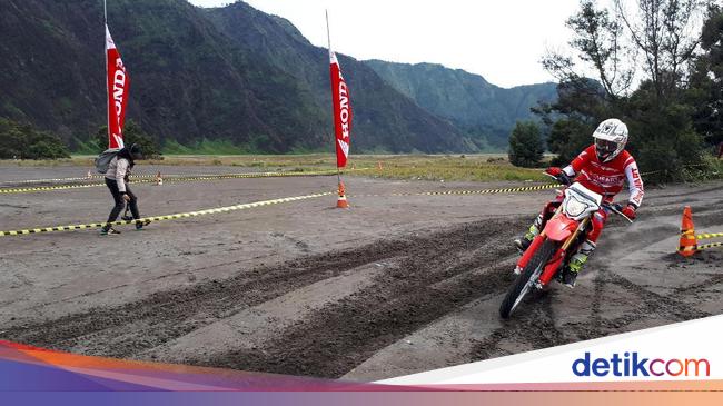 Bukan Variasi Selang di Atas Tangki Trail Juga Punya Fungsi