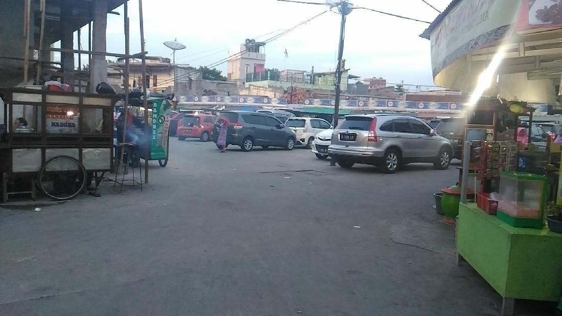 Banjir Rob Di Penjaringan Mulai Surut, Genangan Air Masih Terlihat