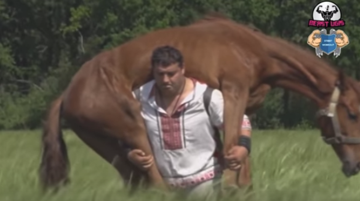 Tatuirovka qilingan seksual qiz