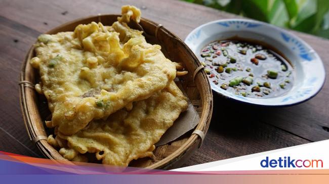 Ngemil Tempe Mendoan Hangat Dengan Cocolan Sambal Kecap Enak Nih