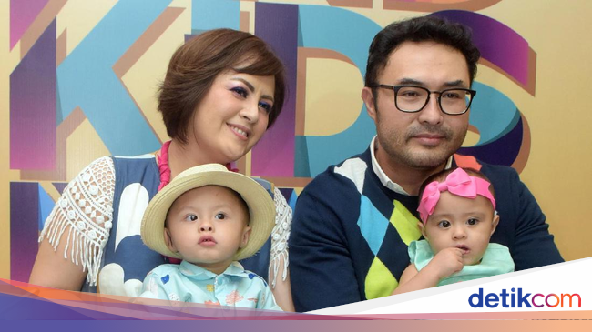 Surya Saputra Tak Masalah Anaknya Pakai Kacamata  Sejak Kecil 