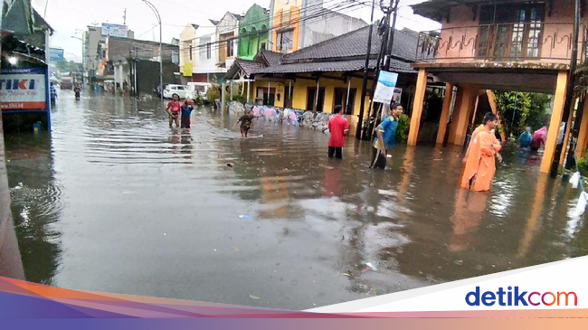 Hujan Deras Jalanan Kota Malang Banjir