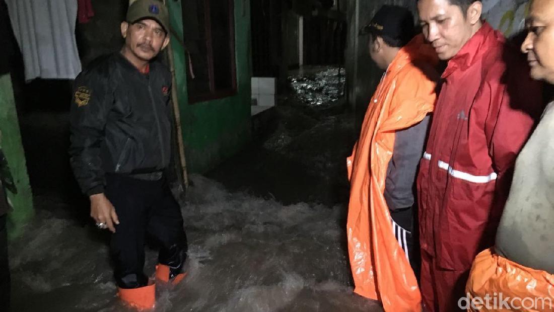 Tanggul Jebol, Aliran Kali Pulo Deras Banjiri Permukiman Warga