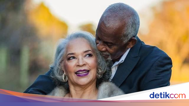 Ada Kisah Haru di Balik Foto Romantis Pasangan yang Telah 