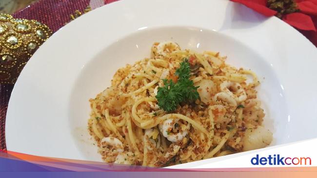  Resep  Pasta  Aglio  Olio  with Seafood Lemon and Bread Crumb