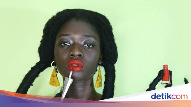 Viral Gaya Fashion Designer Pegang Lipstik Rihanna Pakai Viral Gaya Fashion Designer Pegang Lipstik Rihanna Pakai