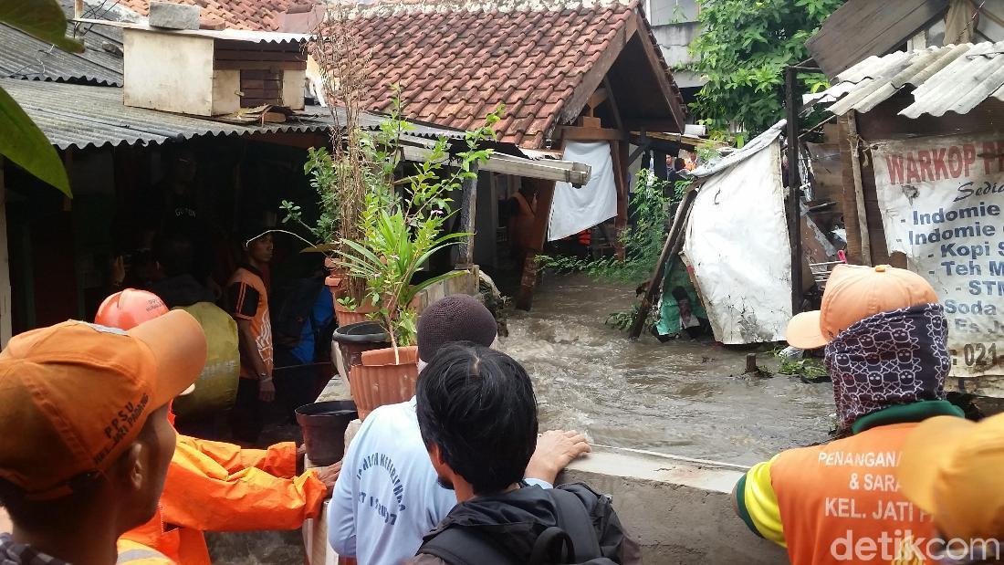 Warga Kebanjiran, Ini Penampakan Tanggul Di Jati Padang Yang Jebol