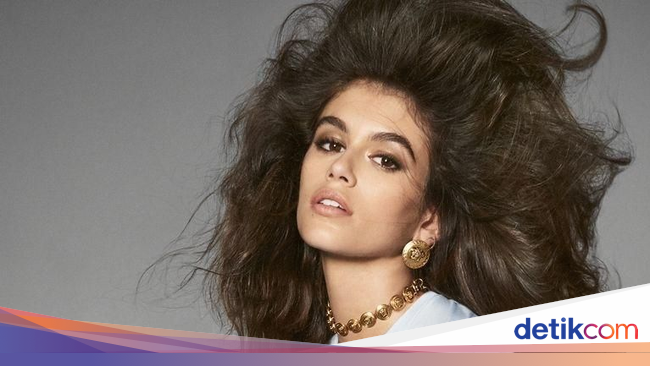  Gaya  Kaia Gerber yang Mirip Banget Cindy Crawford 30 Tahun  