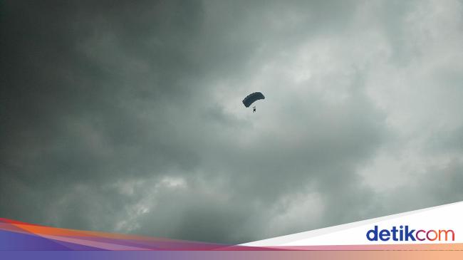 Penerjun Payung Tni Au Mendarat Darurat Di Maros Alami Cedera Tangan