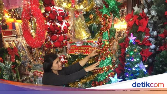 Pernak pernik Natal di Medan Laris Manis Diserbu Pembeli Pernak pernik Natal di Medan Laris Manis Diserbu Pembeli