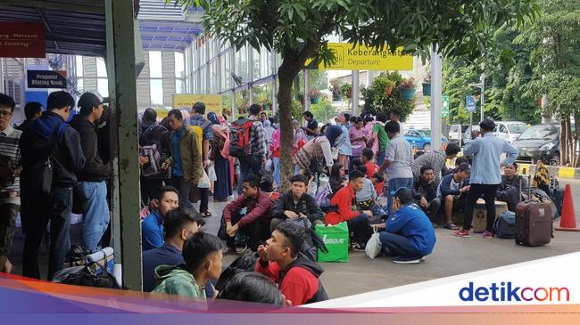 Libur Natal-Tahun Baru, Penumpang Padati Stasiun Senen