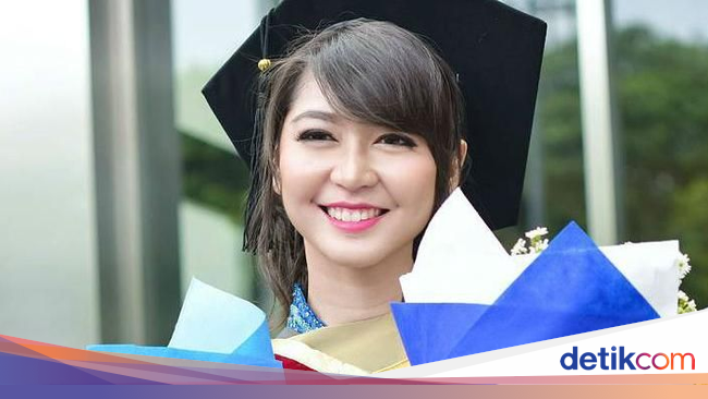 Foto Gaya 10 Artis Indonesia Saat Wisuda Raih Gelar Foto Gaya 10 Artis Indonesia Saat Wisuda Raih Gelar