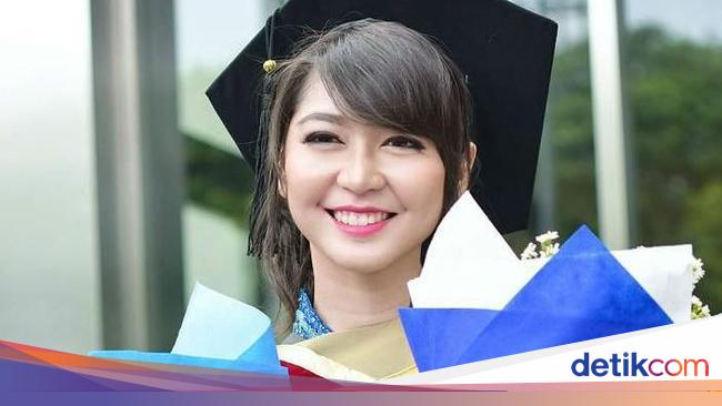 Foto Gaya 10 Artis Indonesia Saat Wisuda Raih Gelar Sarjana Hingga Master
