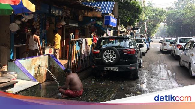 Foto Melihat Orang India Yang Mandi Di Pinggir Jalan