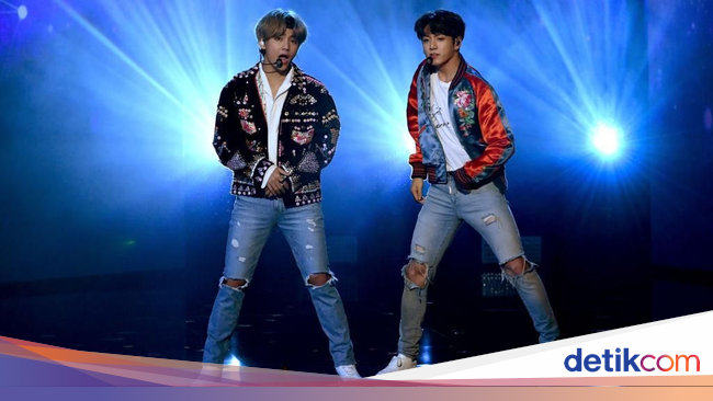  Foto  Gaya  V BTS Artis Korea yang Dinobatkan Jadi Pria  