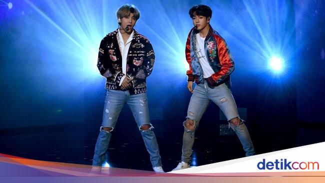 Foto Gaya V BTS Artis Korea yang Dinobatkan Jadi Pria Foto Gaya V BTS Artis Korea yang Dinobatkan Jadi Pria