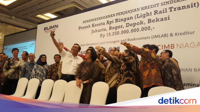 Luhut Hingga Sri Mulyani Selfie Usai KAI Dapat Pinjaman Luhut Hingga Sri Mulyani Selfie Usai KAI Dapat Pinjaman