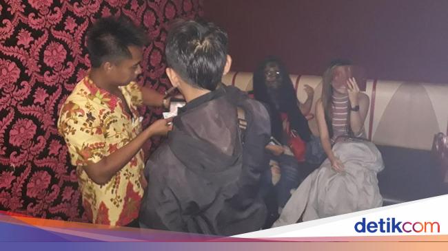Foto Pemandu Lagu Tampak Seperti Hantu Asli atau Editan Foto Pemandu Lagu Tampak Seperti Hantu Asli atau Editan