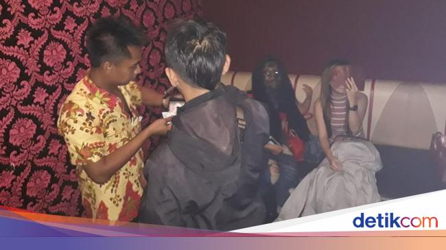 Wajah Pemandu Lagu Seperti Hantu Ini Kata Paranormal