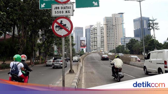 Heboh Pemotor Keroyok Pemobil Di Jlnt Casablanca Ini Alasan Motor