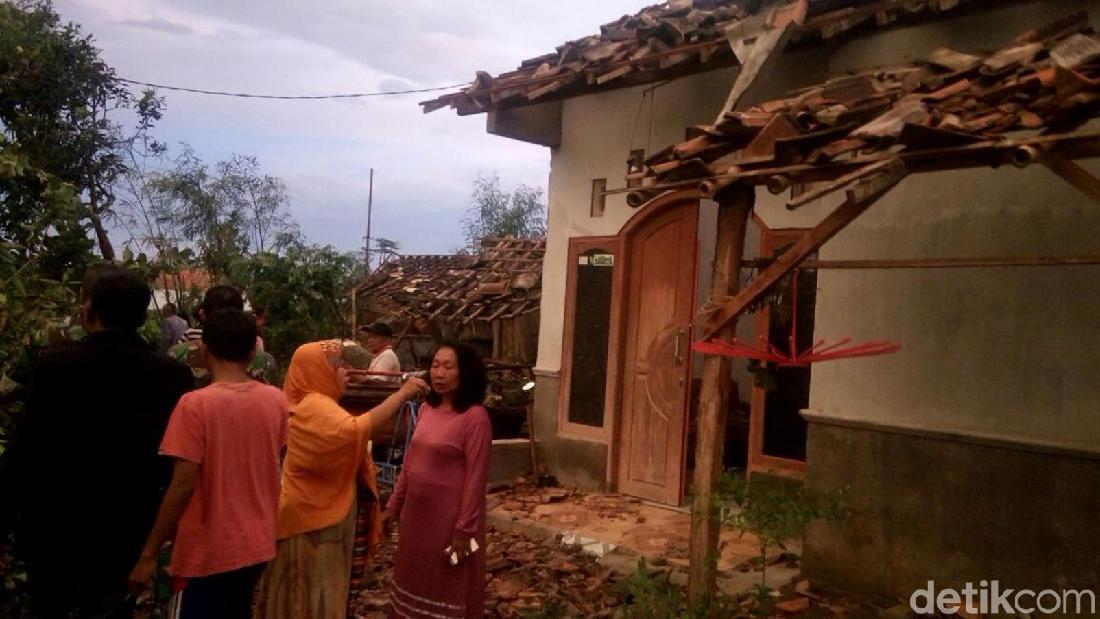 Ratusan Rumah Rusak Diterjang Angin Puting Beliung Di Pemalang