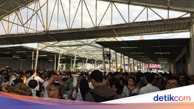 Penumpang Membeludak di Stasiun Bogor saat Libur Tahun Baru