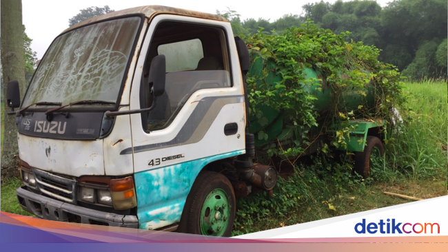 Truk Tangki Air Diselumuti Tanaman  Truk Tangki Air Diselumuti Tanaman