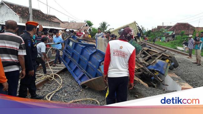 Truk Tertabrak Kereta Api Matarmaja Di Brebes