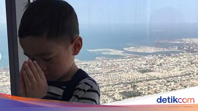 Foto: Gaya Rafatar di Gedung Tertinggi Sedunia, Bikin Gemas!