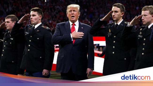 Tak Nyanyikan Lagu Kebangsaan As Secara Utuh Trump Lupa Lirik