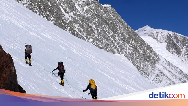 Foto: Gunung yang Terang 24 Jam