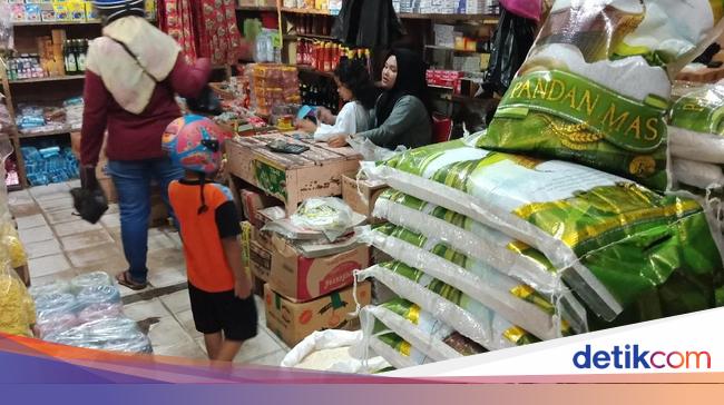 Harga Beras Tembus Rp 15 000 Kg Warga Pilih Beli Beras Bulog