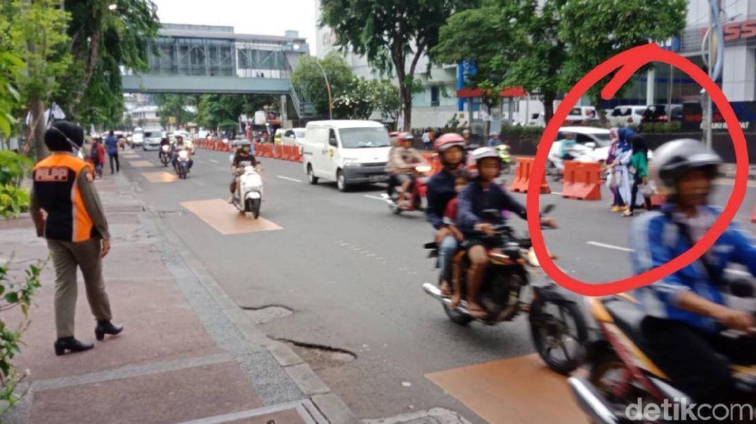 Pejalan Kaki Menyeberang Sembarangan, Ini Yang Dilakukan Satpoltik