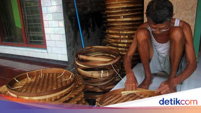 Perajin Anyaman Bambu Bertahan di Tengah Gempuran Bahan  Perajin Anyaman Bambu Bertahan di Tengah Gempuran Bahan