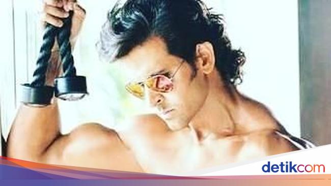 Masuk Daftar Aktor Tampan Sejagat Begini Hrithik Roshan Jaga Tubuh Kekarnya 