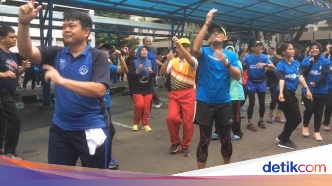 Luwesnya Sandi-Kadishub Senam Diiringi Lagu 'Sayang' Via Luwesnya Sandi-Kadishub Senam Diiringi Lagu 'Sayang' Via