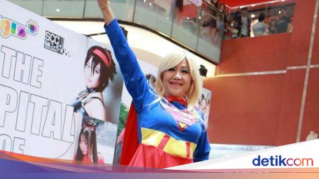 Suka Berpakaian Unik dan Menirukan Tokoh Kartun Wanita 70 