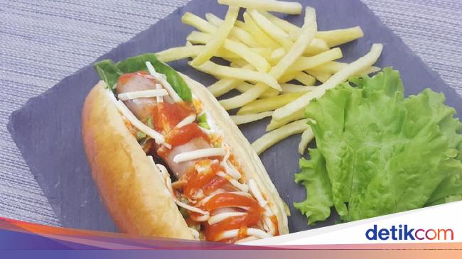  Resep  Roti  Cheezy Hot Dog  with Fiesta Bratwurst