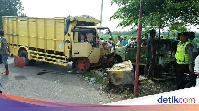  Mobil  Avanza  Ringsek Ditabrak Truk di Jombang Penumpang 