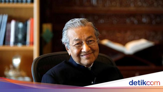 Batuk Terus-menerus, Mahathir Mohamad Dilarikan ke RS