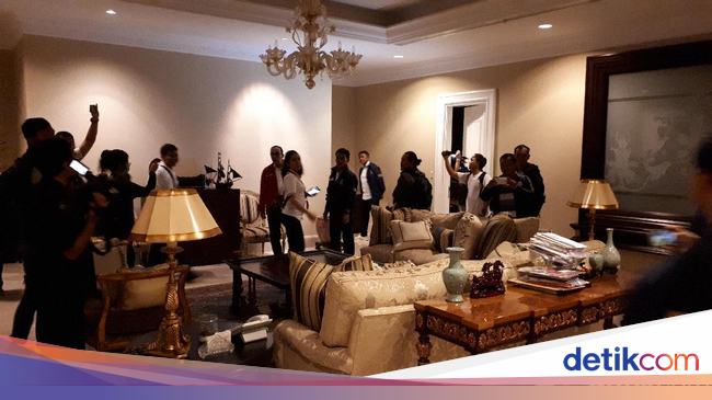 Bareskrim Geledah Rumah Buron Kondensat Honggo Wendratno